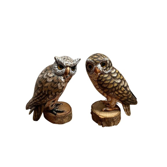 Vintage Set Of 2 Hand Carved and Painted‎ Wood Owl Figurines On Wood Slices - Picture 1 of 10